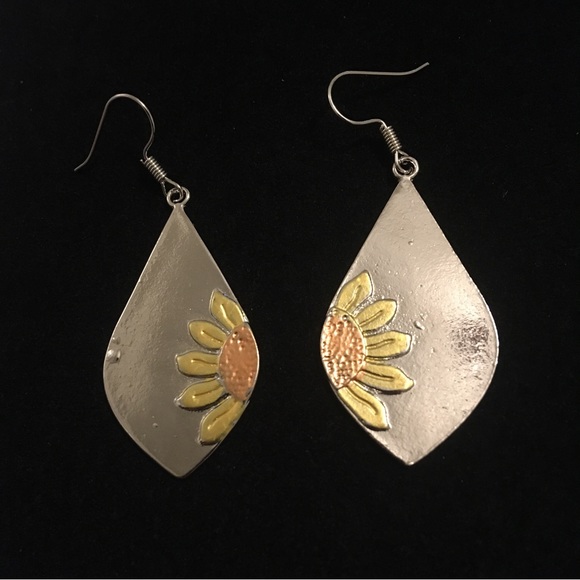 unbranded Jewelry - Sunflower Silver Tone Dangle Earrings
